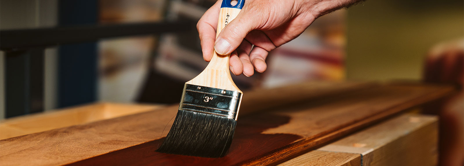 Kwast brengt olie aan op hout