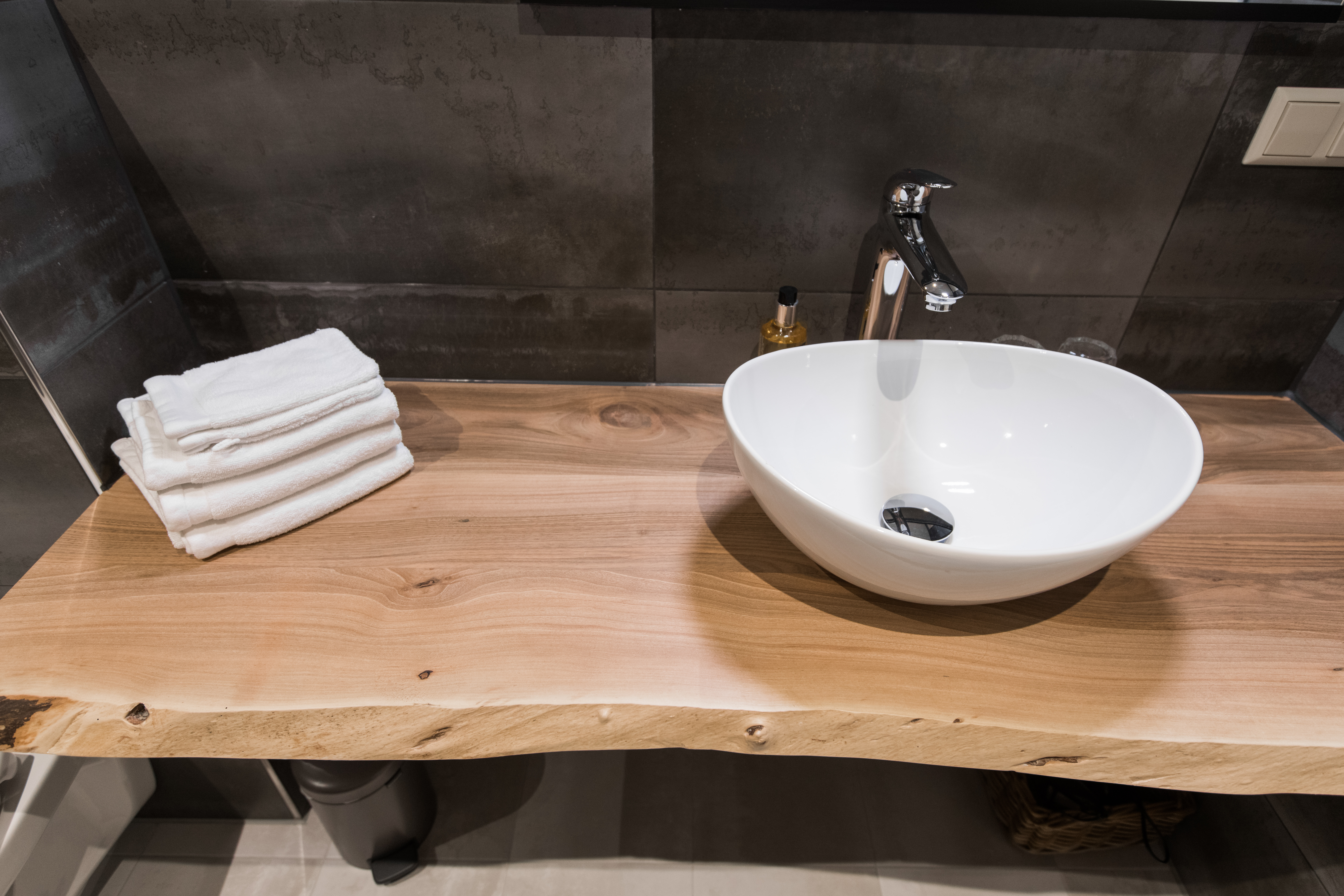 Houten wastafelmeubel behandelen