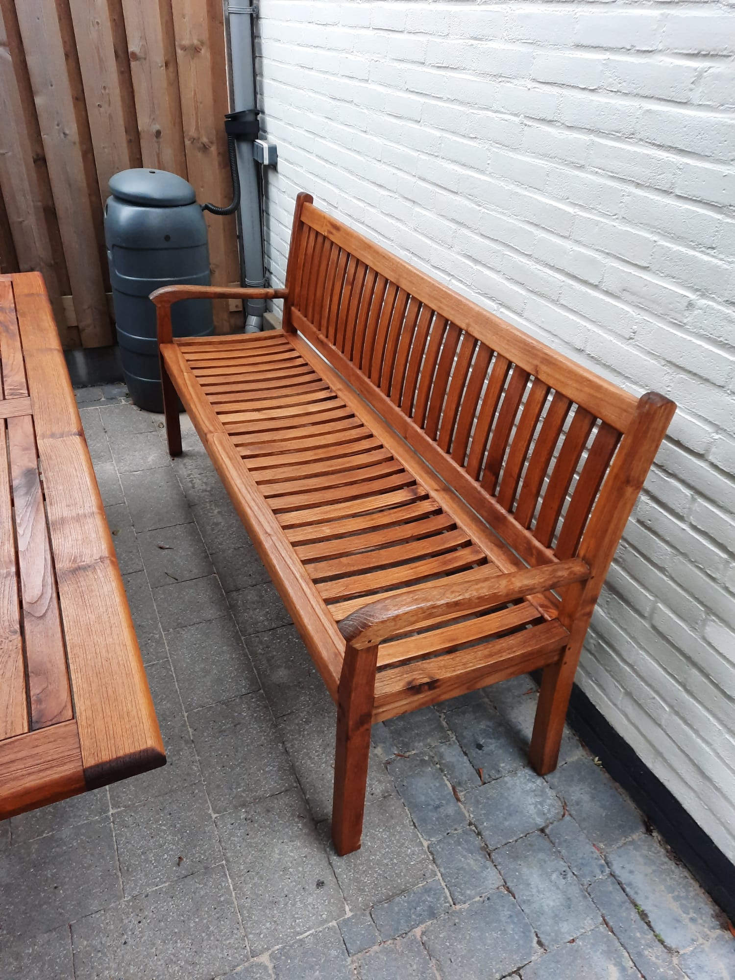 Tuinbank na behandeling met olie