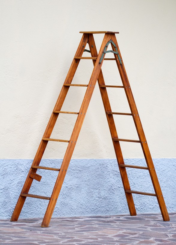 Houten ladders worden onderhouden met Dubbel Gekookte Lijnolie