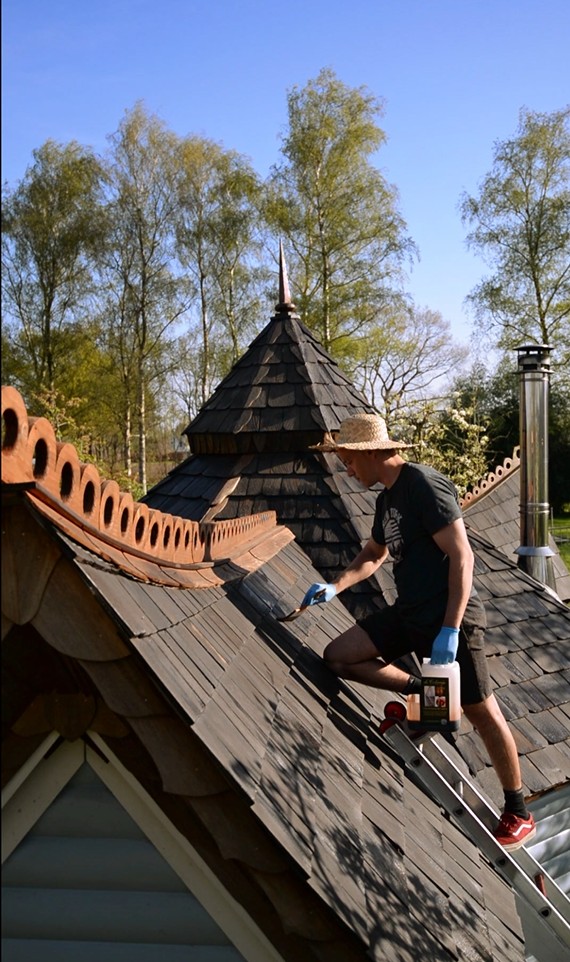 Dubbel Gekookte Lijnolie op een houten dak