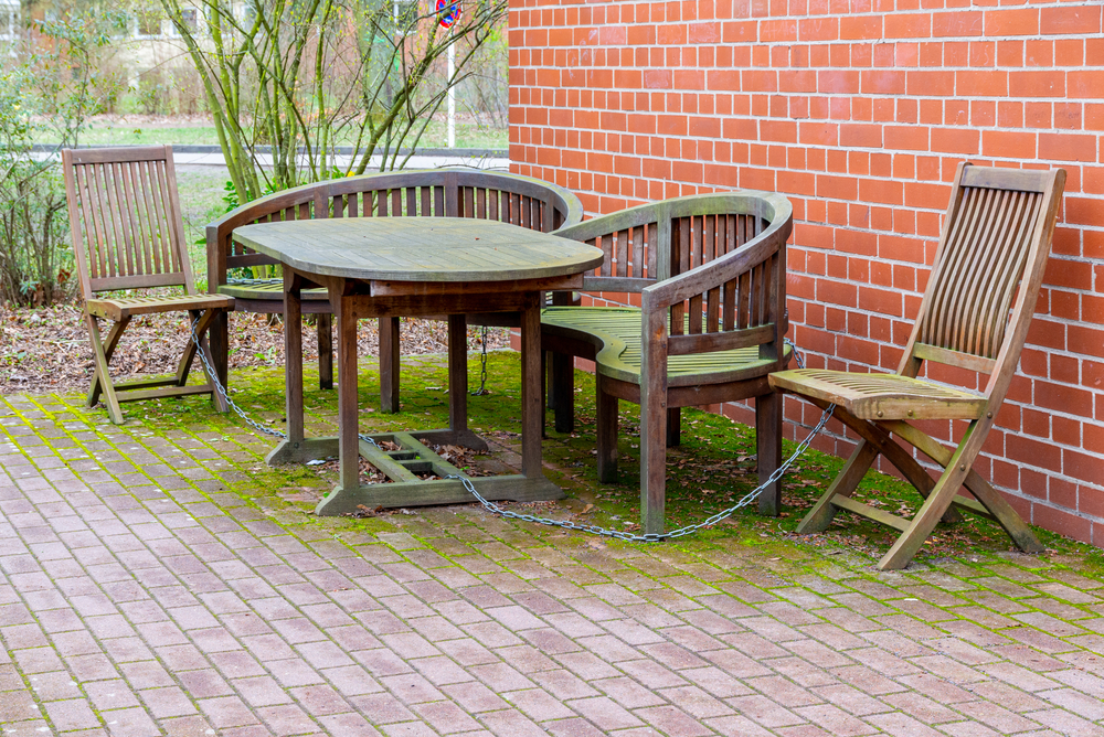 Groene aanslag verwijderen van hout